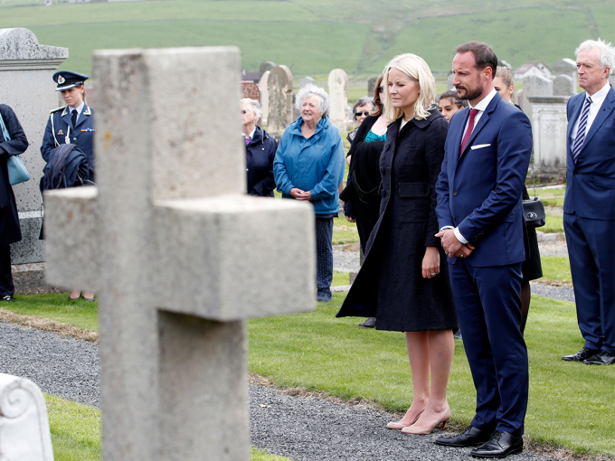 The Crown Prince and Crown Princess laid flowers at the Norwegian war graves at St Olaf cemetery. Photo: Lise Åserud, NTB scanpix